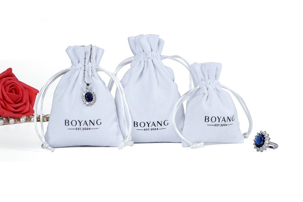 What are the pros and cons of the White Jewelry Drawstring Bag?